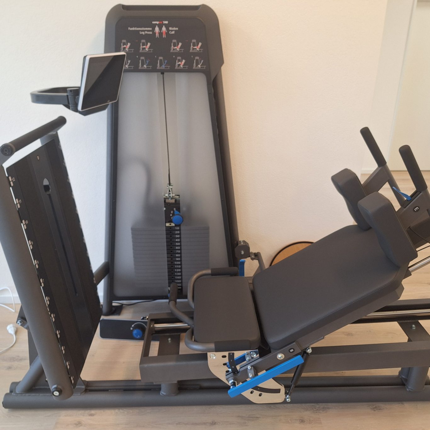 Fitnessgerät mit Hantelsystem und verstellbarer Liegefläche.