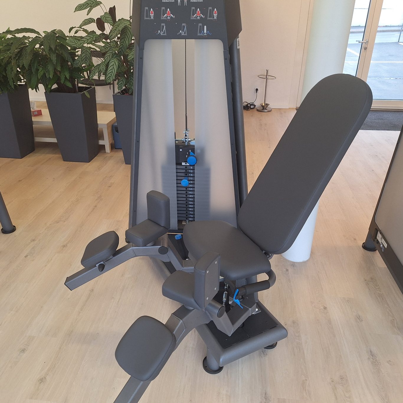 Fitnessgerät für das Training der Oberschenkelmuskulatur in einem modernen Studio.